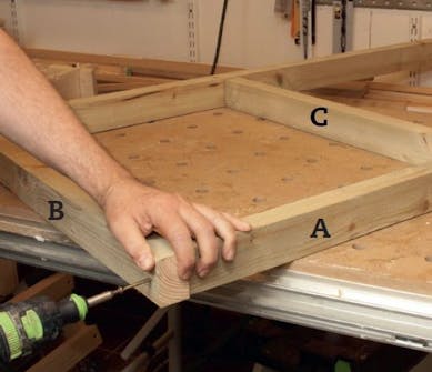 Hundehus isolert: Sett bunnrammen sammen Hundehus isolert: Sett bunnrammen sammen